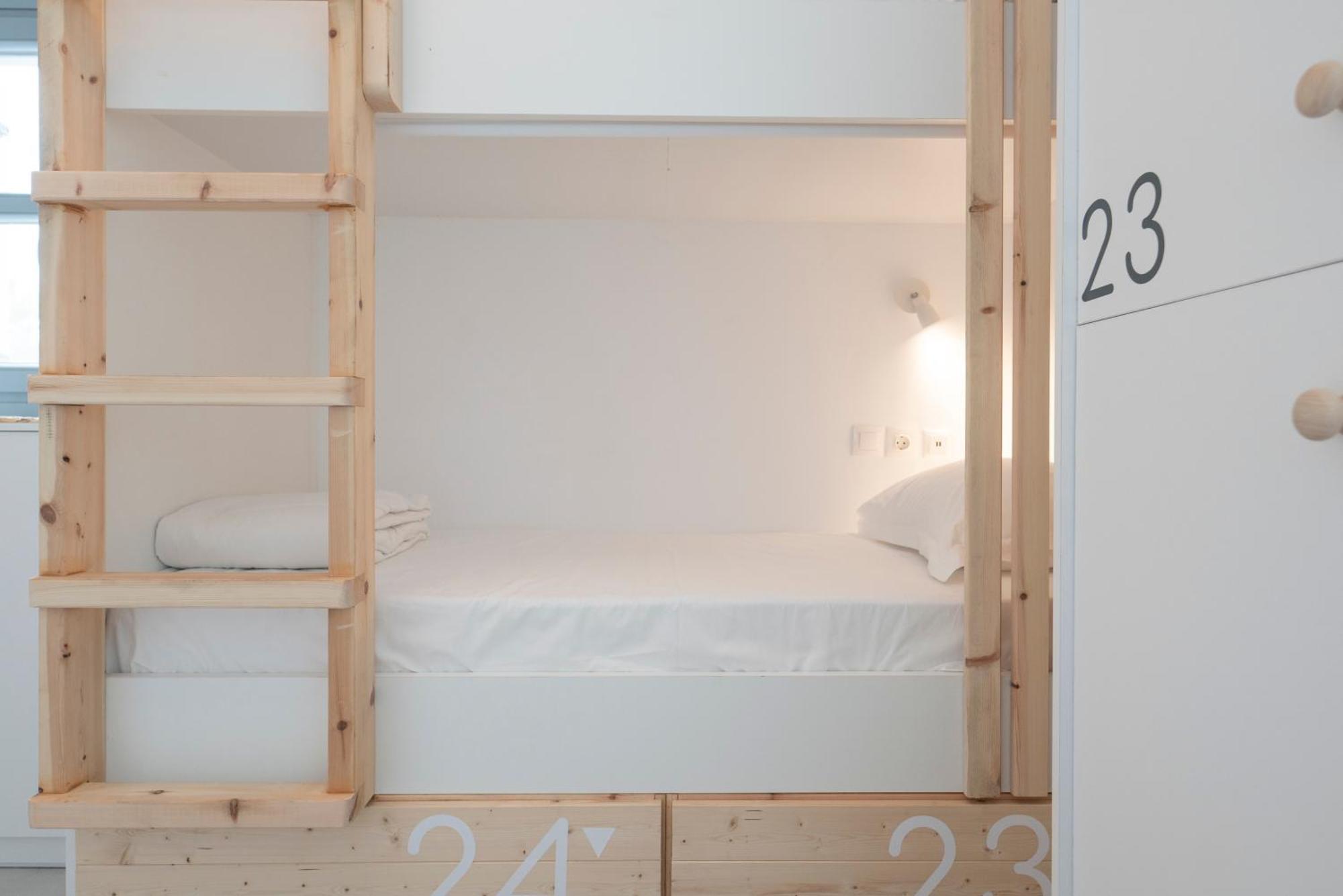 Bedspot Hostel Тира Экстерьер фото
