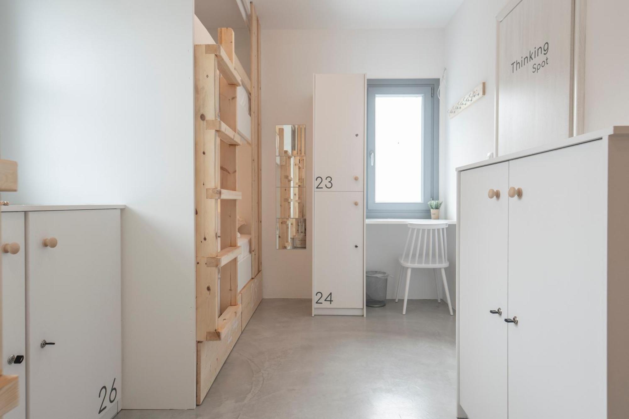 Bedspot Hostel Тира Экстерьер фото
