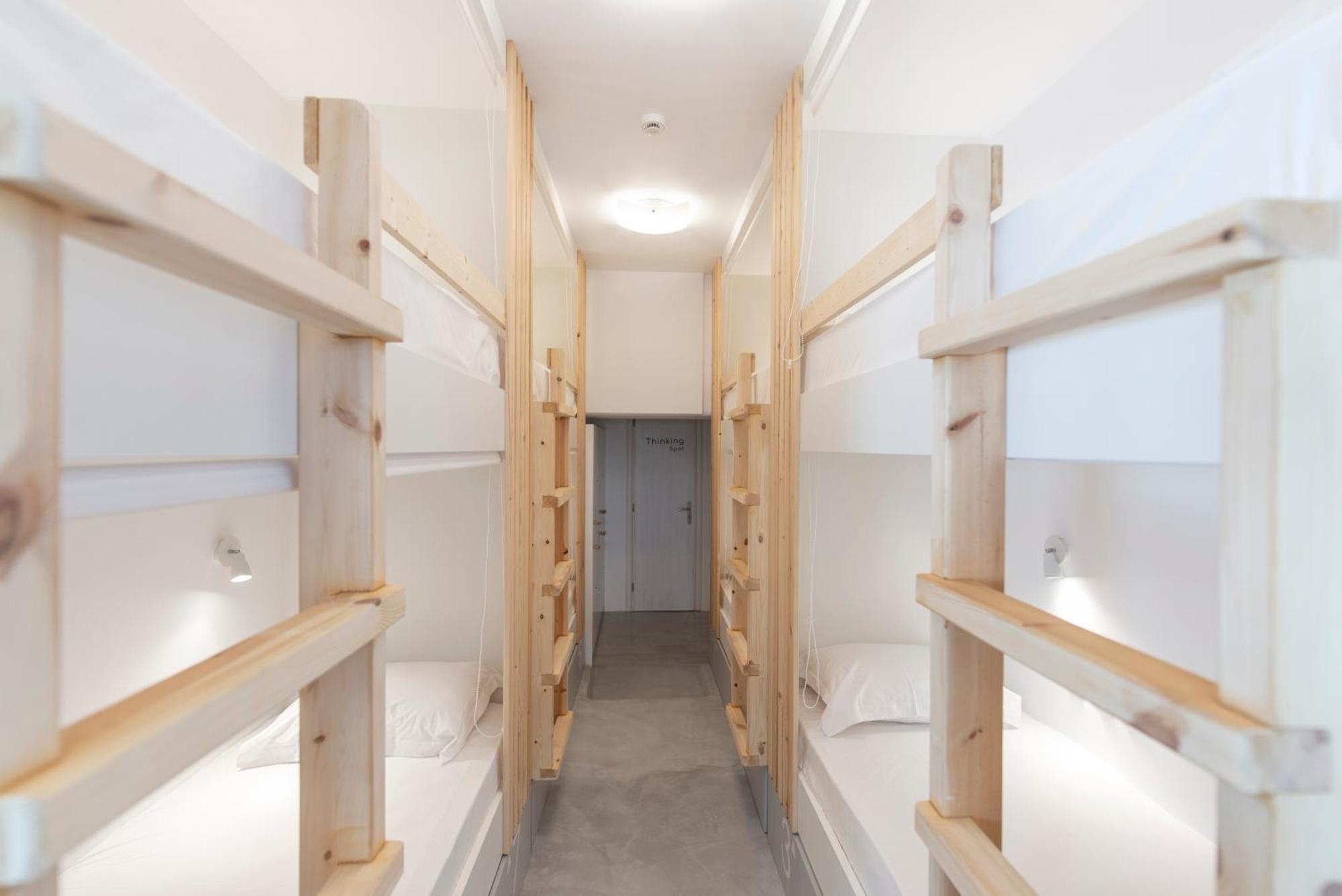 Bedspot Hostel Тира Экстерьер фото