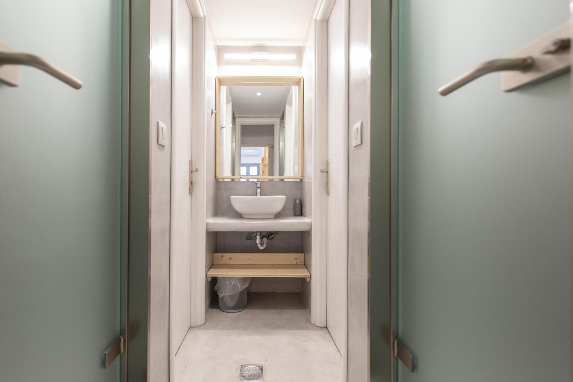Bedspot Hostel Тира Экстерьер фото