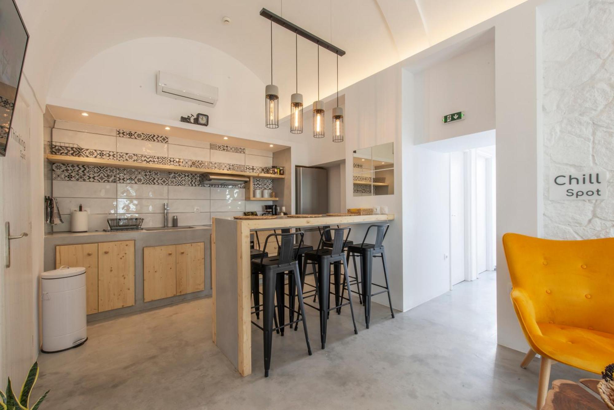 Bedspot Hostel Тира Экстерьер фото